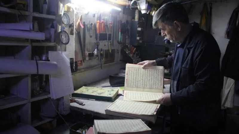Yıpranan Kur'an-ı Kerimleri 46 yıldır onarıyor
