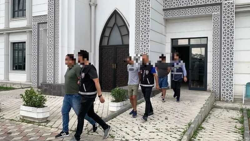 329 bin TL ve 2 kilo altın çalıp Gürcistan'a kaçarken yakalandılar