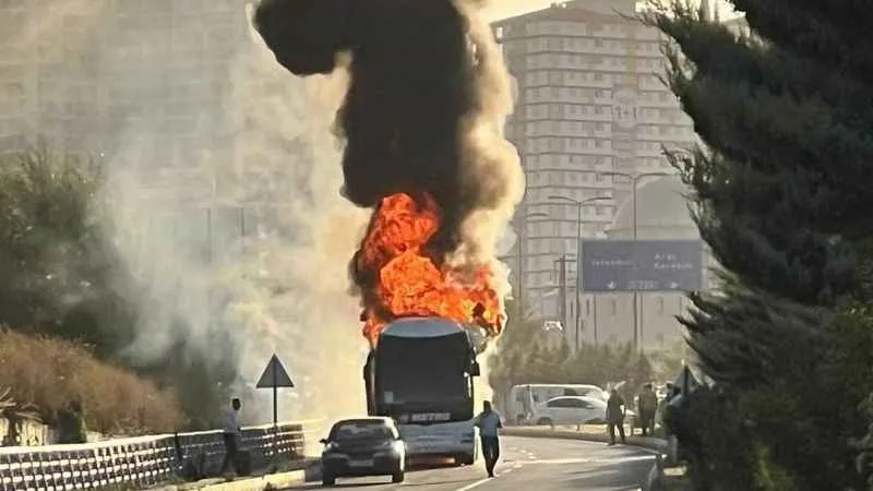 Seyir halindeki yolcu otobüsü alev alev yandı