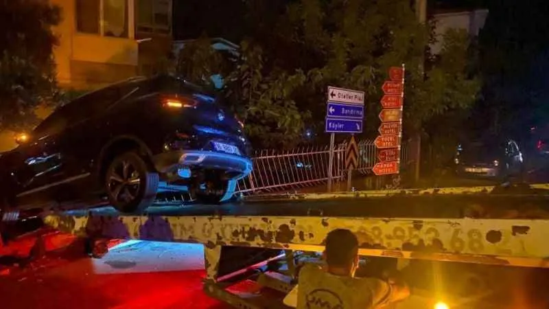 Erdek'te otomobil sitenin duvarını yıkarak asılı kaldı