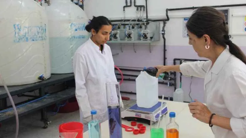 Lise öğrencileri yaz tatilinde hem öğreniyor hem üretiyor