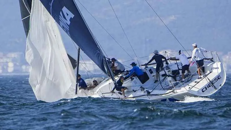 Tirilye’deki zorlu yelken mücadelesi nefes kesti