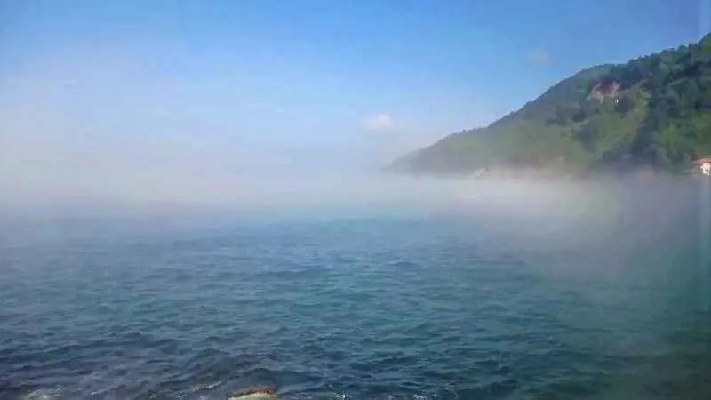 Sıcaklıkların düşmesiyle birlikte denizin üzerinde sis bulutu oluştu