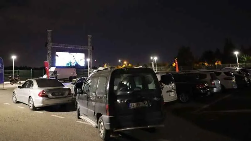 Bursa’da yıldızların altında sinema keyfi