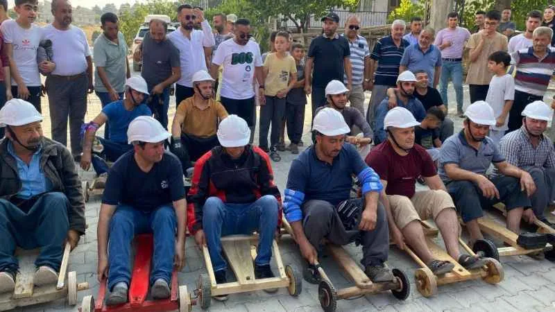 Köylüler el yapımı tahta araçlarla yarıştı