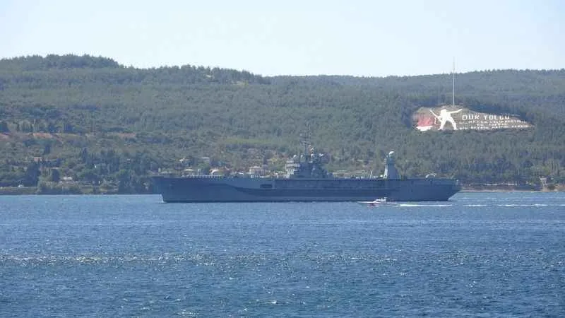 ABD'nin amiral gemisi 'USS Mount Whitney', Çanakkale Boğazı'ndan geçti