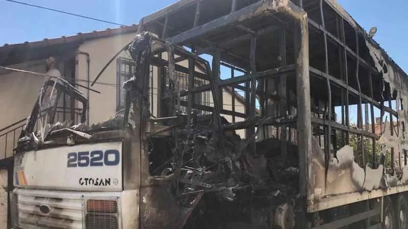 Pendik'te nakliye kamyonu yandı, alevler yan binaya sıçradı