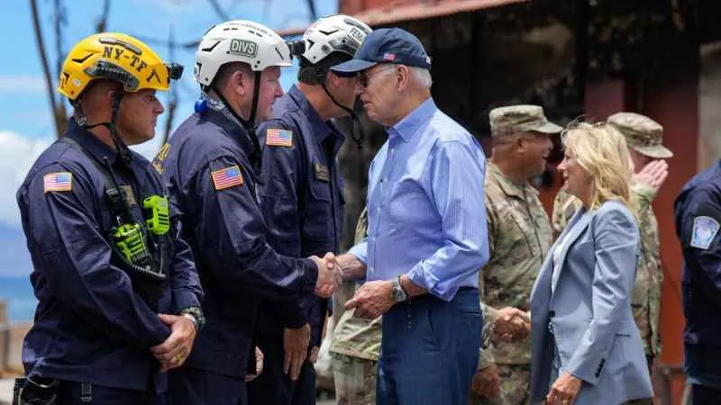 Biden, orman yangını felaketinin yaşandığı Hawaii'yi ziyaret etti