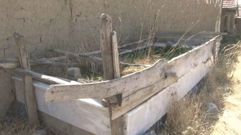 Köy evlerinin bahçesinde asırlık şehit mezarları