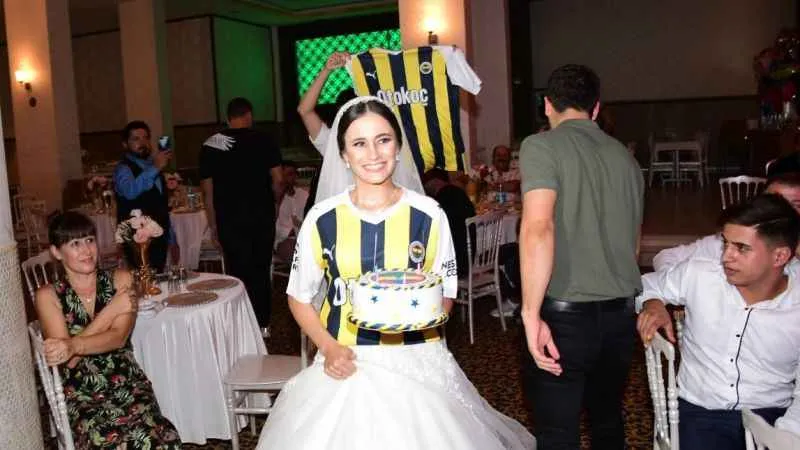 Gelinden damada düğünde doğum günü sürprizi