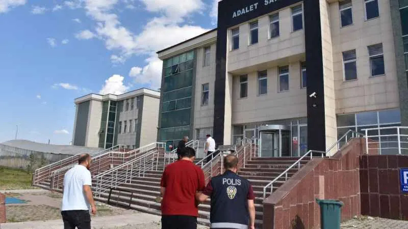 Kars’ta göçmen kaçakçıları tutuklandı