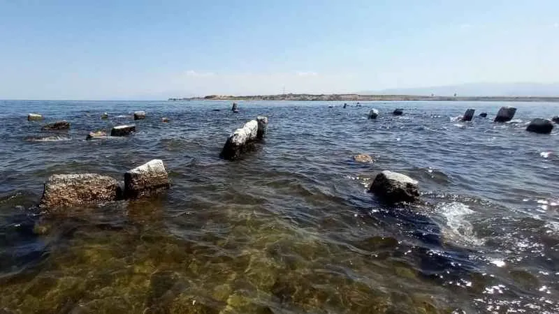 Van Gölü’nde sular çekilince asırlık toplu mezar alanı ortaya çıktı