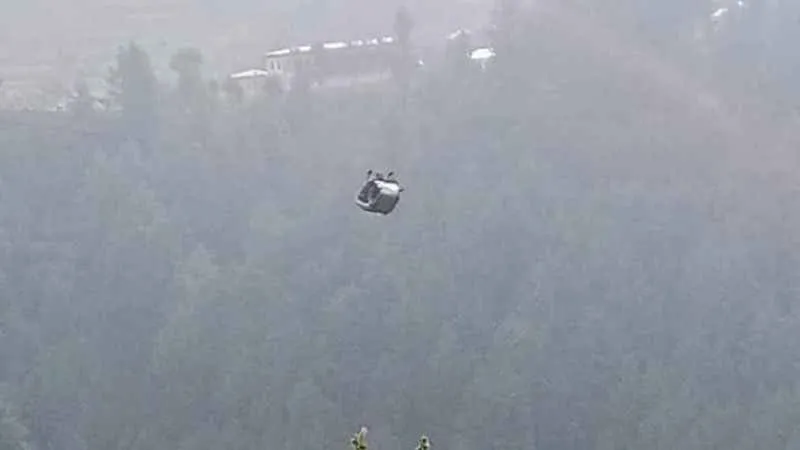 Pakistan’da 8 kişiyi taşıyan teleferik 274 metre yükseklikte asılı kaldı