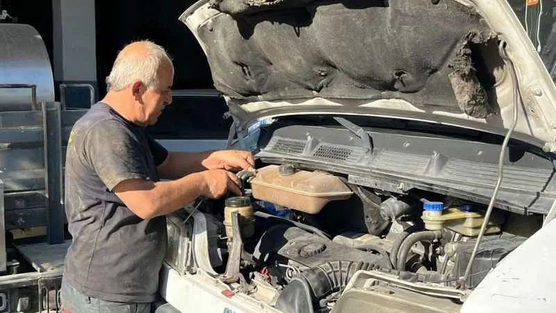 Sanayi esnafının sıcağa rağmen zorlu mesaisi