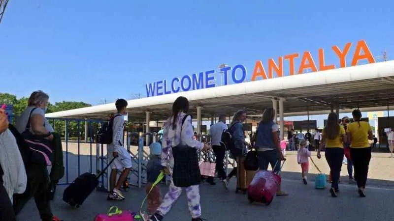 Antalya'ya hava yoluyla gelen turist sayısı 10 milyonu geçti