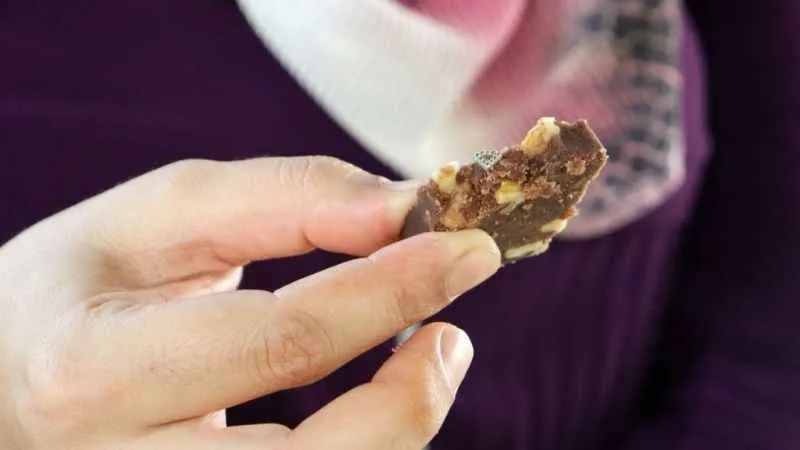 Kayseri'de şok olay: Aldığı helvanın içinden hızma çıktı, yerken dişi kırıldı