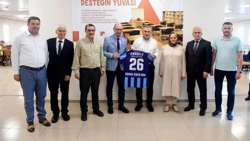Bakan Bak, "Anadolu Üniversitesinin sportif imkanlarını ve tesislerini en yeni ve en modern haliyle güncelleyeceğiz"