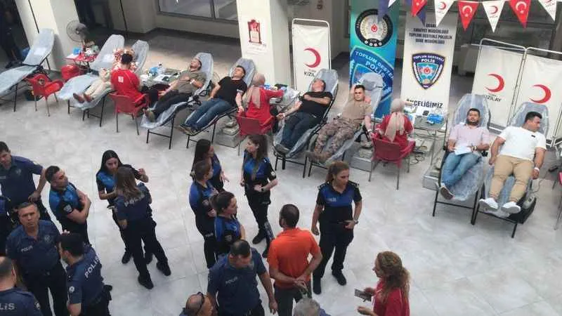 Adana Emniyet Müdürlüğünde görevli memur ve müdürler kan verdi