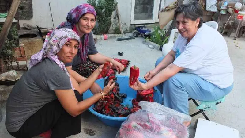 Balıkesir’de kışlık yiyecekler imece ile hazırlanıyor