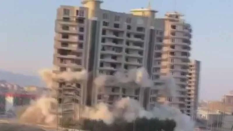 Dinamitle patlatılan 16 katlı devasa rezidans bir anda yerle bir oldu