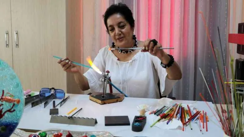 Cam onun elinde sanata dönüşüyor