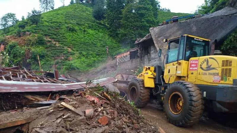Rize’de şiddetli yağış sonrası heyelan meydana geldi