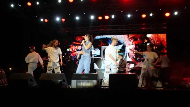 Hande Yener Malazgirt’te konser verdi