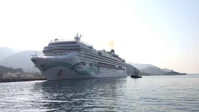 Dev yolcu gemisi Marmaris Limanı'na demir attı