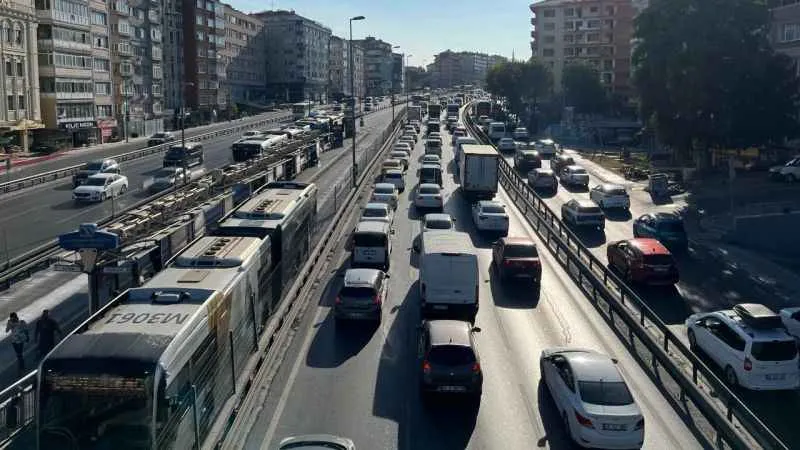 Avcılar E-5’te metrobüs yolu çalışması trafik çilesine döndü