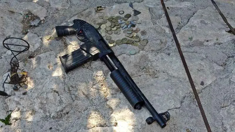 Madeni para için daldığı çayın dibinden pompalı tüfekle çıktı