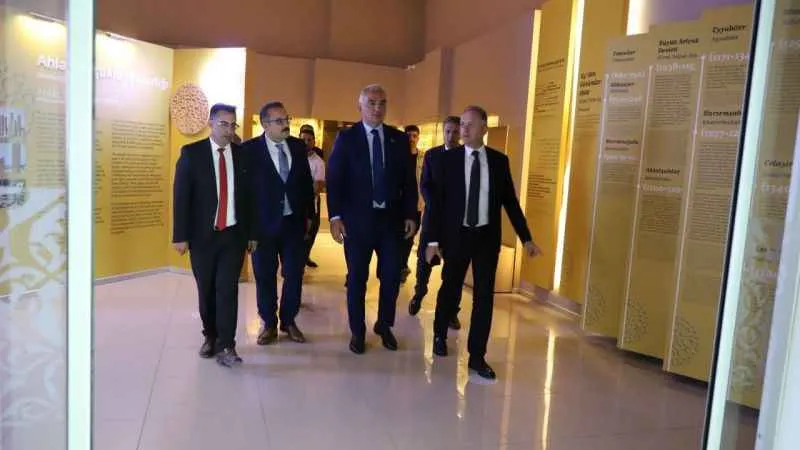 Kültür ve Turizm Bakanı Mehmet Nuri Ersoy, Ahlat Müzesi’ni ziyaret etti