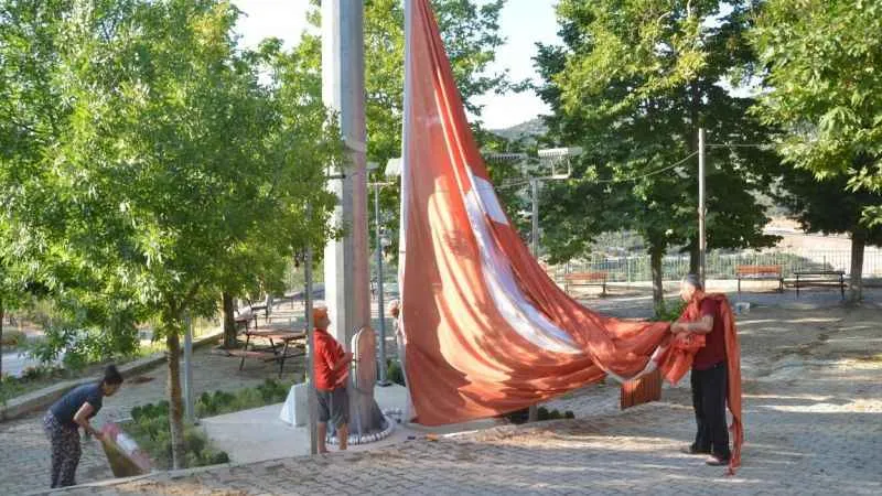 54 haneli mahallede 54 metrekarelik Türk bayrağı