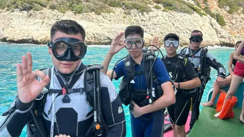 Hatay’da depremzede çocuklar sualtıyla buluştu