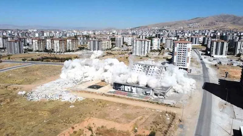 Malatya’da evlerle birlikte hayaller de yıkılıyor