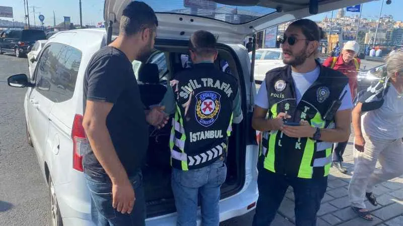 Turistle pazarlık yapınca çalışma belgesi iptal edildi, sinirlenen taksici aracına vurdu