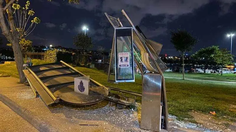 Beyoğlu'nda İETT otobüsü durağa daldı, şoför olay yerinden kaçtı