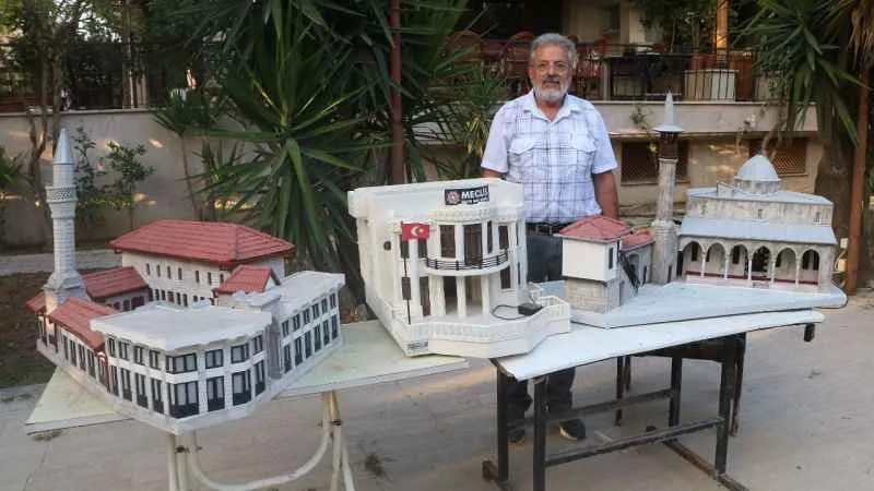 Depremin yerle bir ettiği enkaz kentin tarihi eserlerinden geriye maketleri kaldı