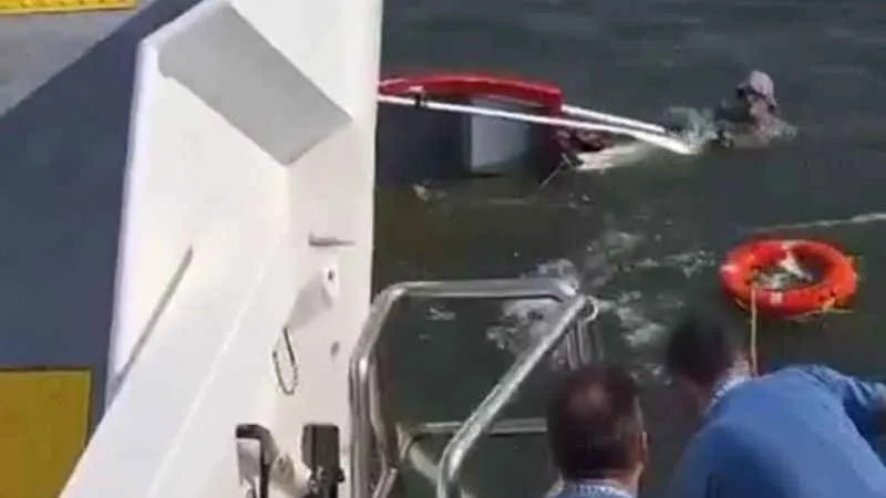 İzmir Körfezi’nde teknesi alabora olan denizci kurtarıldı