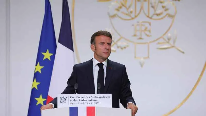 Fransa Cumhurbaşkanı Macron: Fransız elçi Nijer’de kalacak