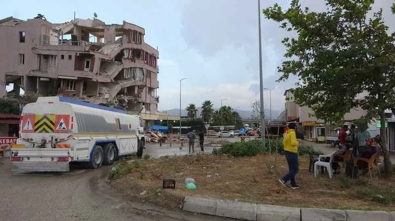 Caddeye sandalye atıp yıkımı izlediler