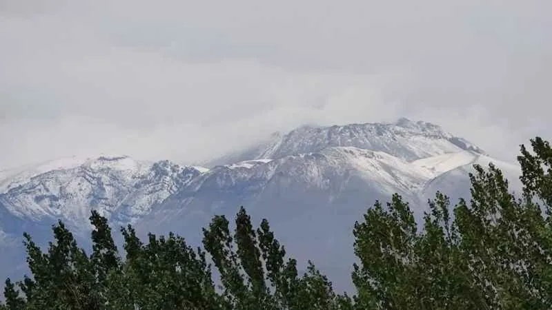 Ağustos ayında Süphan Dağı'nın zirvesine kar yağdı