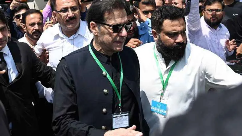 Eski Pakistan Başbakanı Khan’ın hapis cezası ertelendi