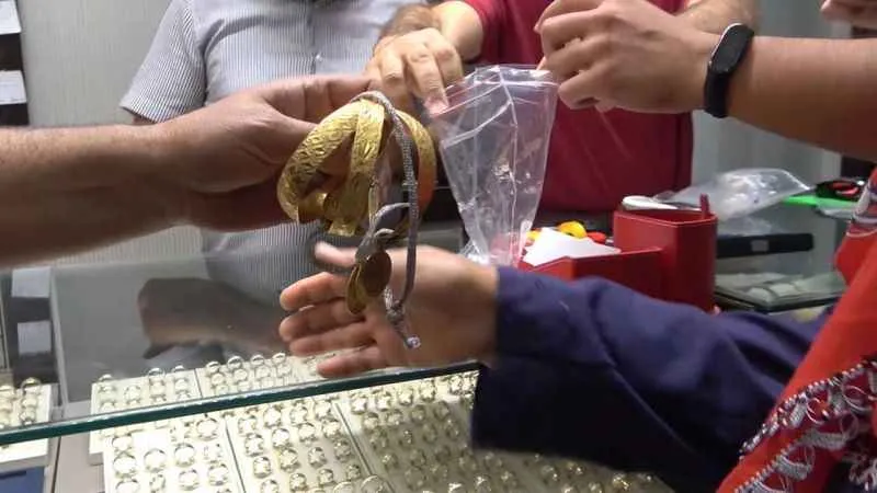 Gerçeği kuyumcuda öğrendi: Polis sandığı dolandırıcıya paralarını kaptırıyordu