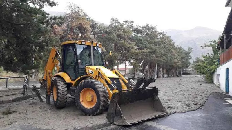 Üzümlü’de sel zarara yol açtı