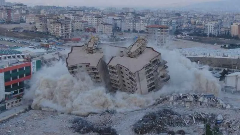  Milyonlarca liraya daire satılan rezidanstan geriye enkaz kaldı