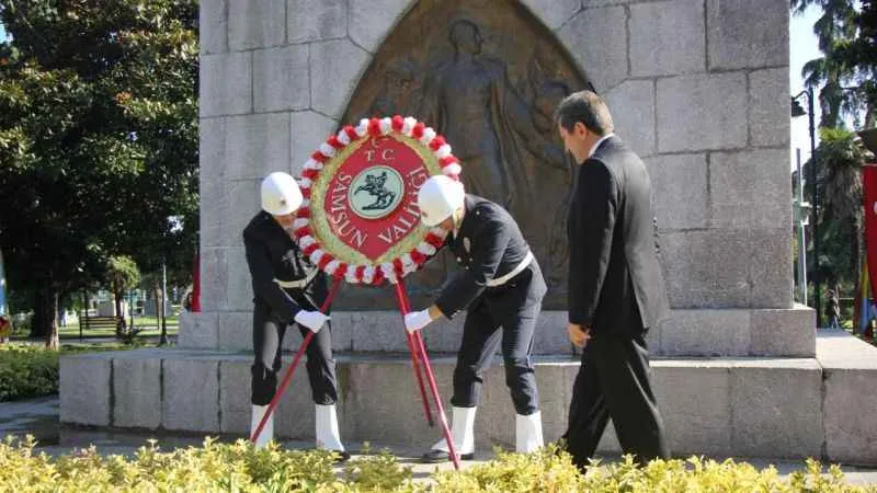 Samsun’da 30 Ağustos kutlamaları çelenk sunumuyla başladı