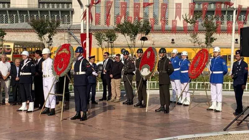 Büyük Zafer'in 101'nci yıl dönümünde Cumhuriyet Anıtı’na çelenk bırakıldı