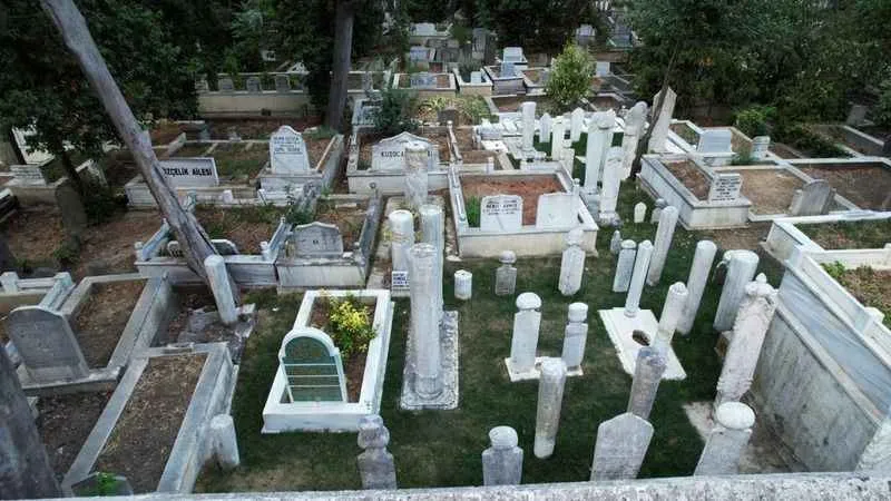 Karacaahmet Mezarlığı’ndaki ‘Hattatlar Sofası’ restore edildi