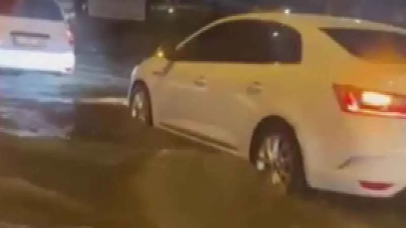 Hatay’da yağmur yolları göle çevirdi