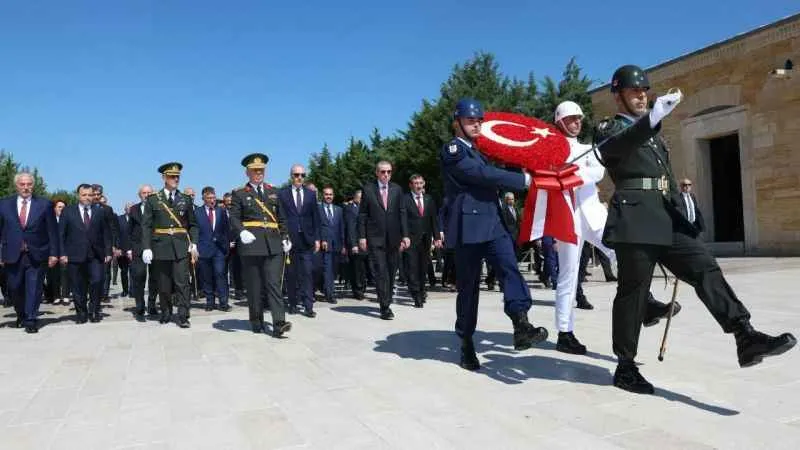 Devlet erkanı 30 Ağustos nedeniyle Anıtkabir’i ziyaret etti
